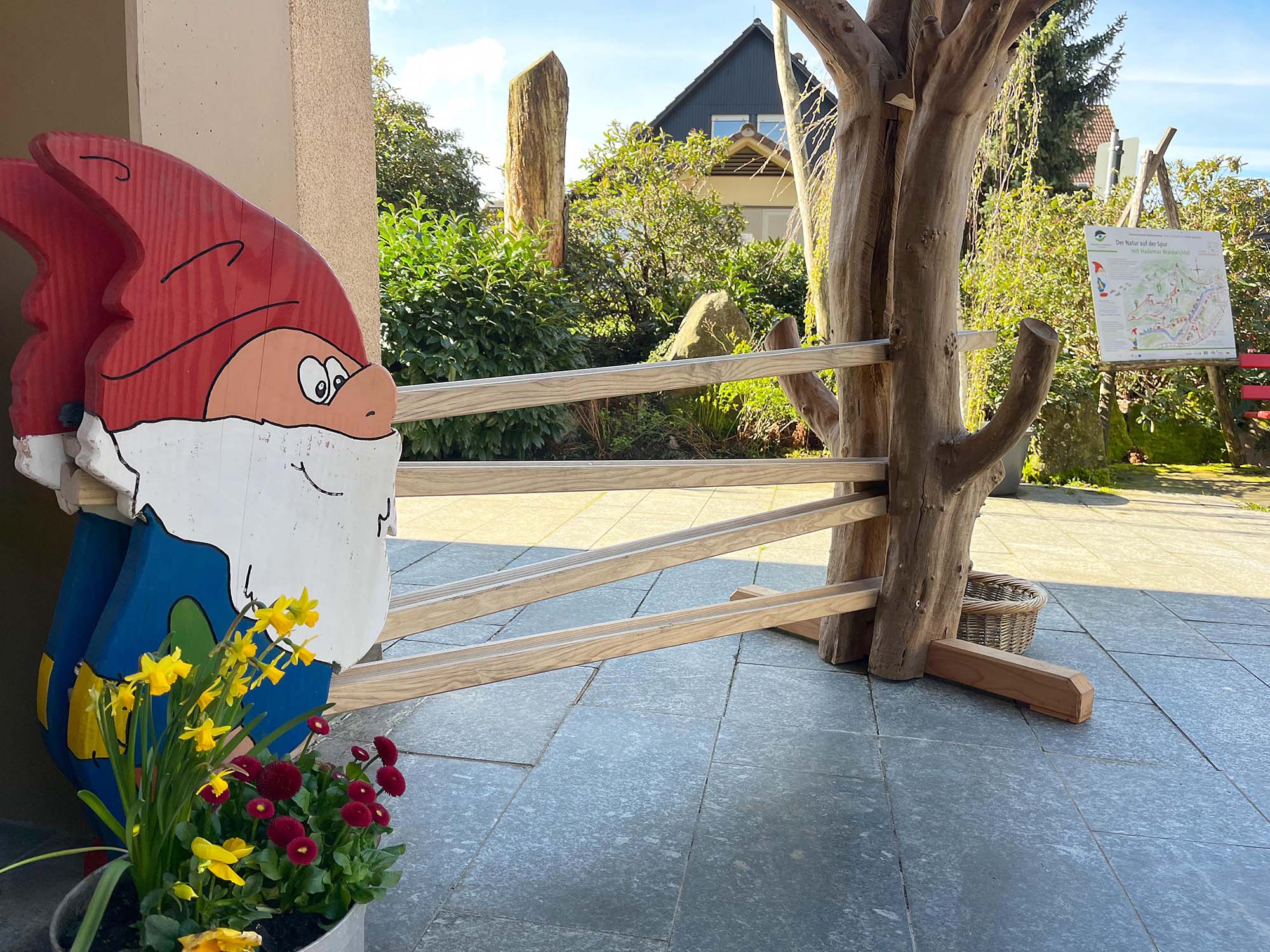 2024-3-28-OH-Tourist-Info-Hademar startet in den Frühling. Kugelbahn am Start_Ziel