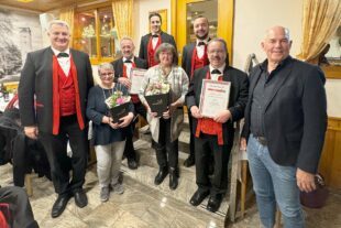 2024-3-28-ZE-UH-Laura Nesser-Musikverein-Ehrenmitgleider Herbert u. Werner Fix für 60Jahre-u-Ehefrauen-u-Vorstanschaftstrio-u-Ortsvorsteher