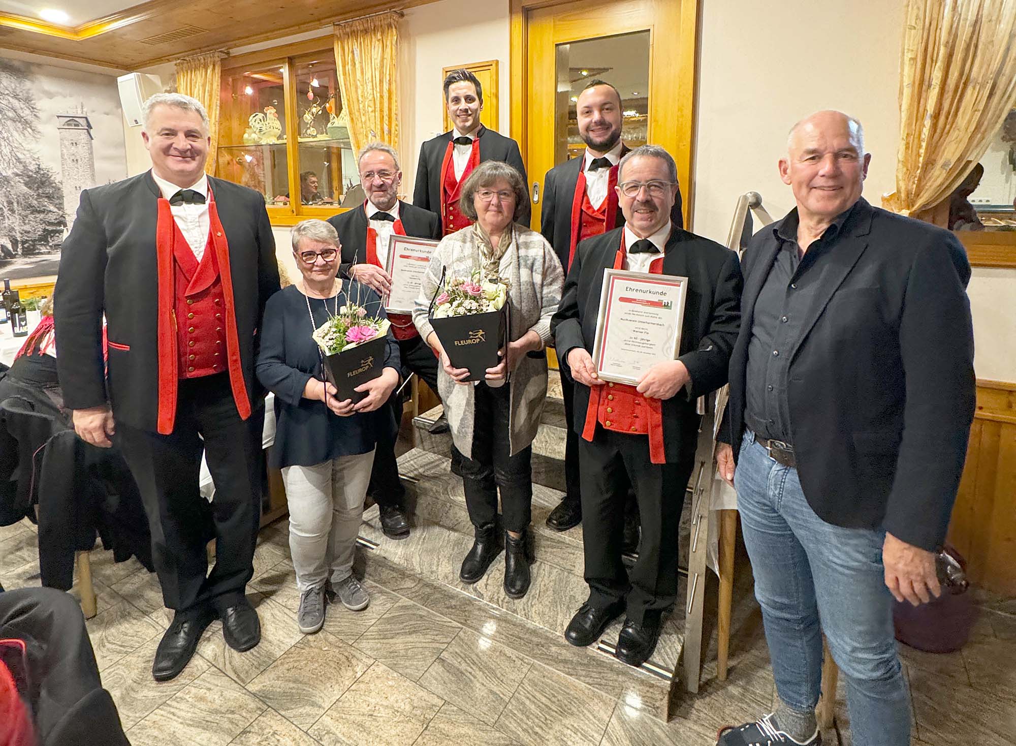 2024-3-28-ZE-UH-Laura Nesser-Musikverein-Ehrenmitgleider Herbert u. Werner Fix für 60Jahre-u-Ehefrauen-u-Vorstanschaftstrio-u-Ortsvorsteher