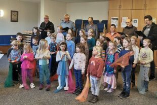 2024-3-6-BI-Sonja Große-KiKiBi-Kinder und Männer von Chor für Alle proben gemeinsam