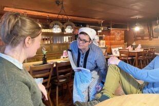 2024-4-10-NO-Touristen-Information-Auch die amerikanischen Gäste zieht Michaela Neuberger in ihren Bann