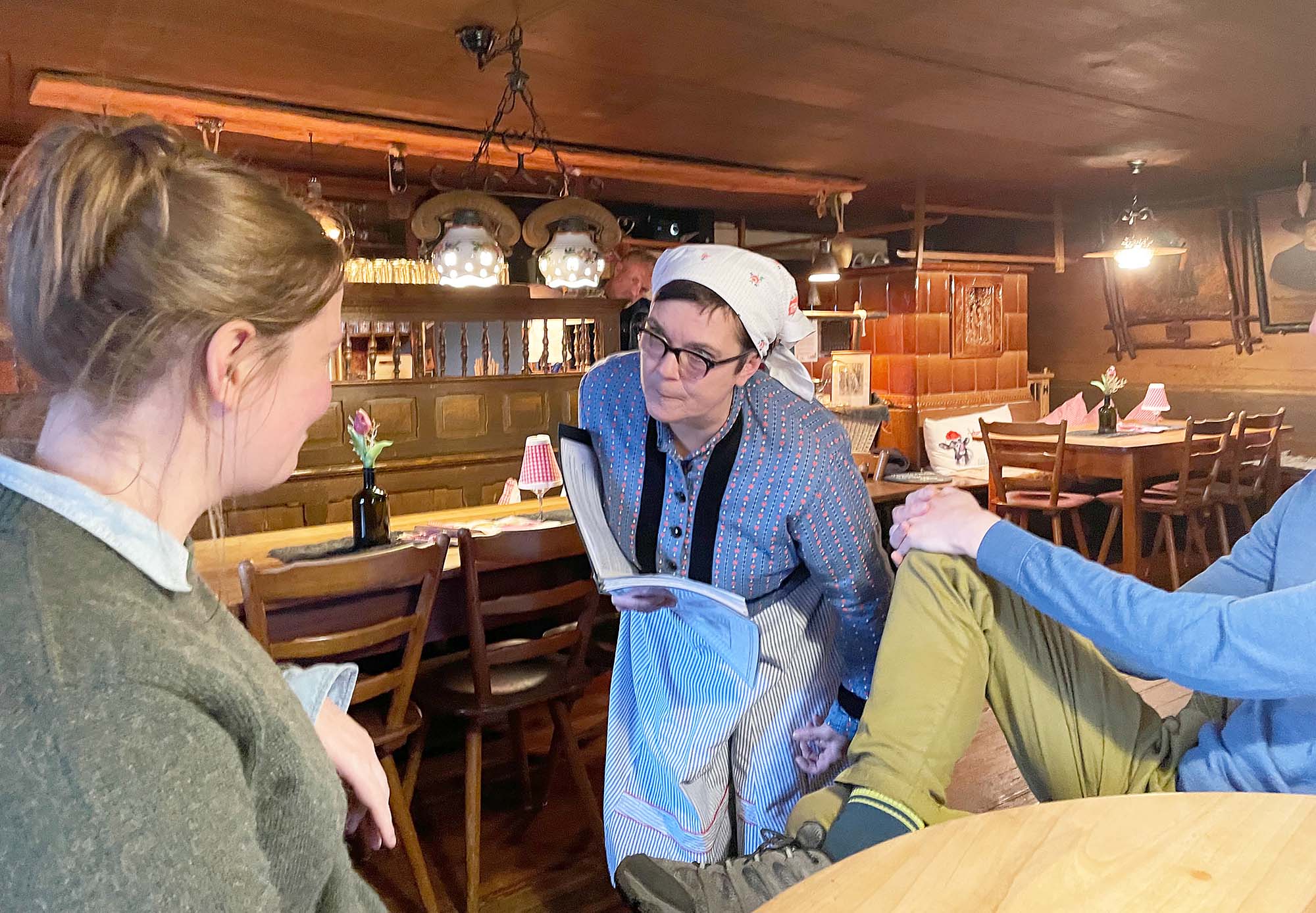 2024-4-10-NO-Touristen-Information-Auch die amerikanischen Gäste zieht Michaela Neuberger in ihren Bann