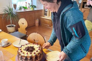 2024-4-10-NO-Touristen-Information-Traditionelle Schwarzwälderkirsch Torte hat Maria für die Gäste gebacken