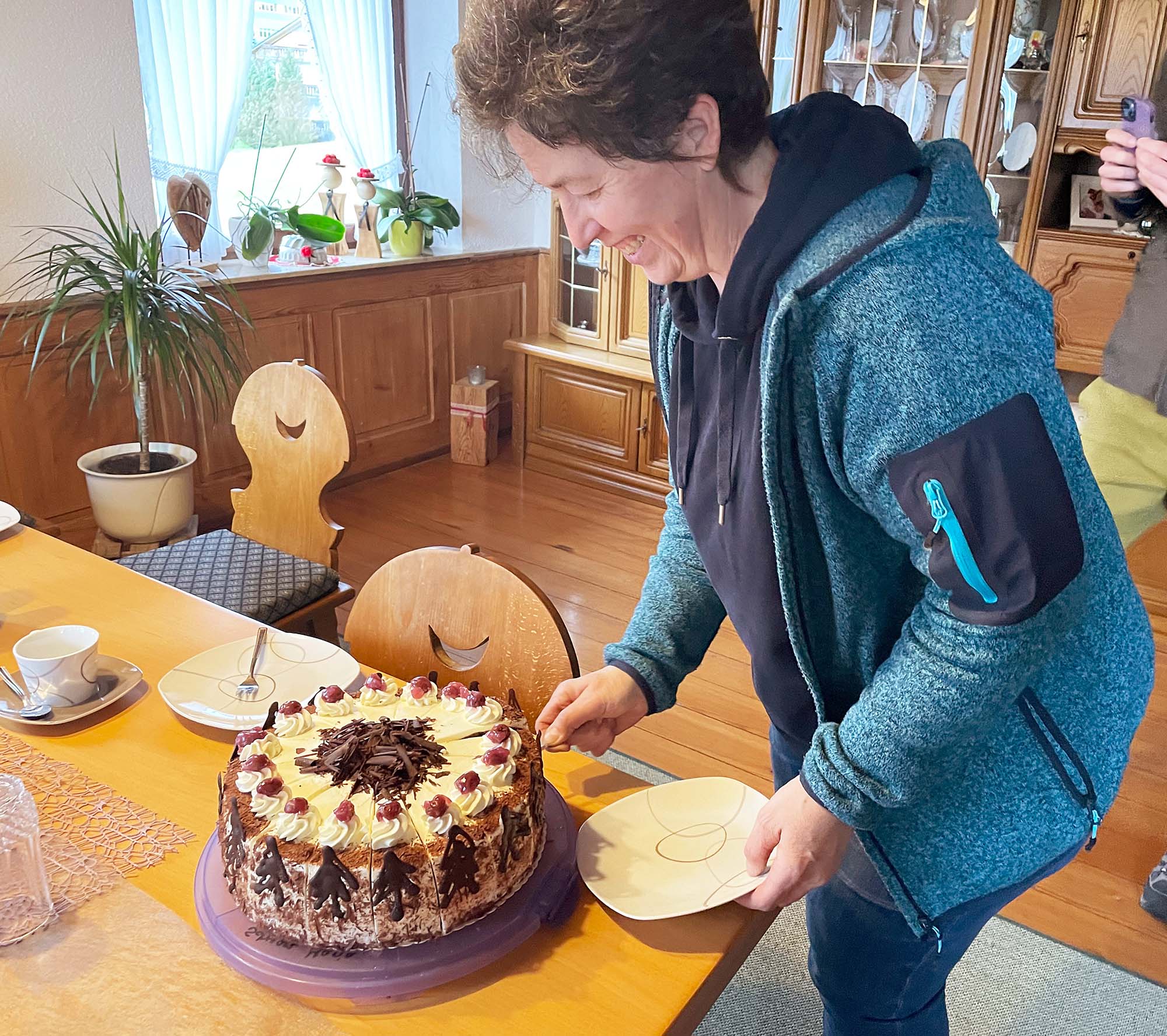 2024-4-10-NO-Touristen-Information-Traditionelle Schwarzwälderkirsch Torte hat Maria für die Gäste gebacken