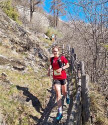 Miriam Köhler läuft als vierte Frau beim Freiburg-Marathon durch das Ziel
