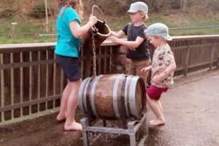 2024-4-15-BI-Wiebke Fix-SWV-Kinder beim Wasser schöpfen