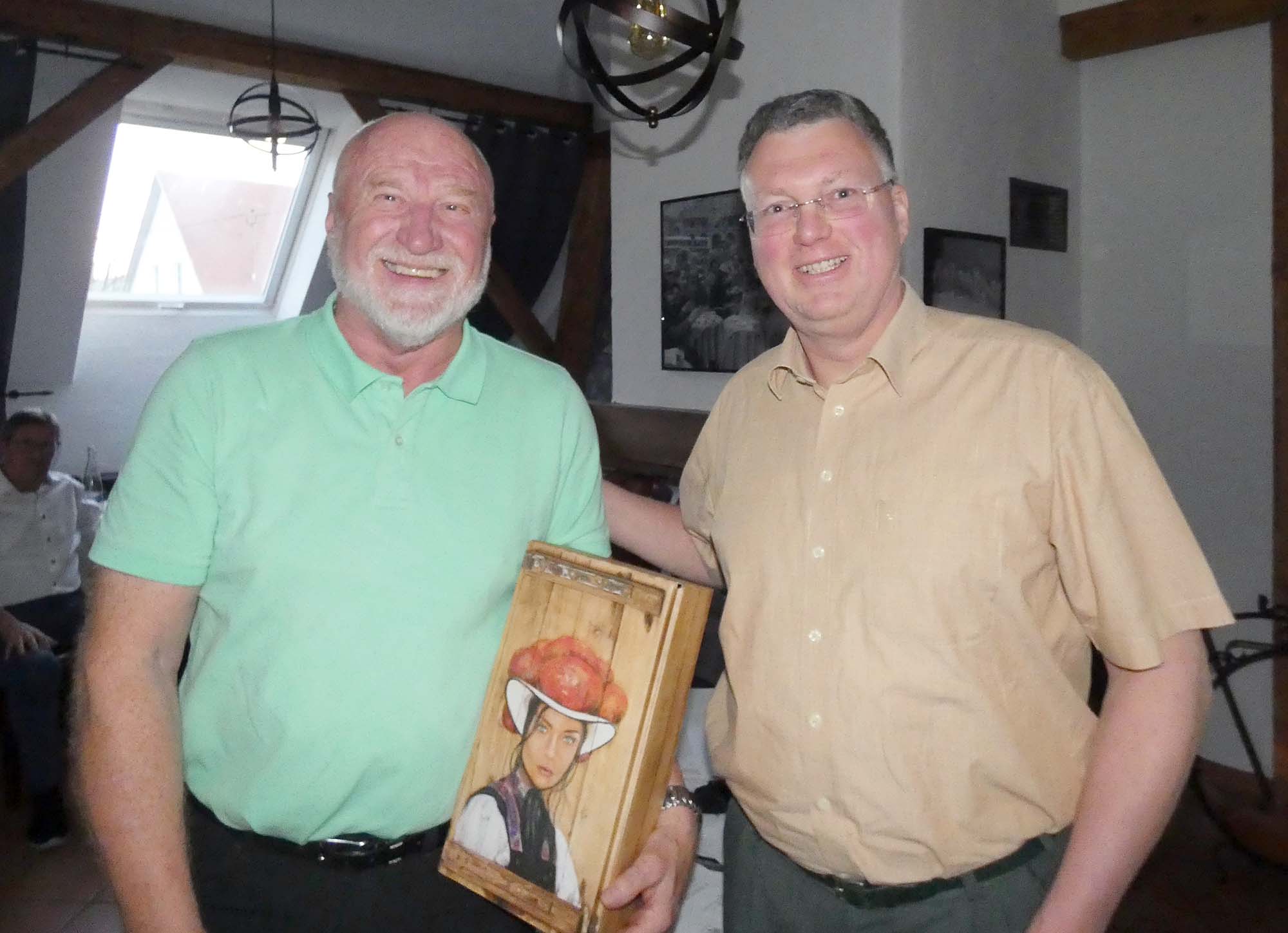 2024-4-15-ZE-bia-Golfclub-und-SP Dank Sportwart an Kirsch