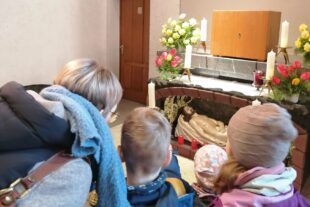 2024-4-2-BI- privat- Kinderkirche Kinderkreuzweg Grabstätte