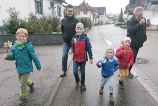 2024-4-2-BI-privat- Kinderkirche Kinderkreuzweg Mit Blume zur Kirche