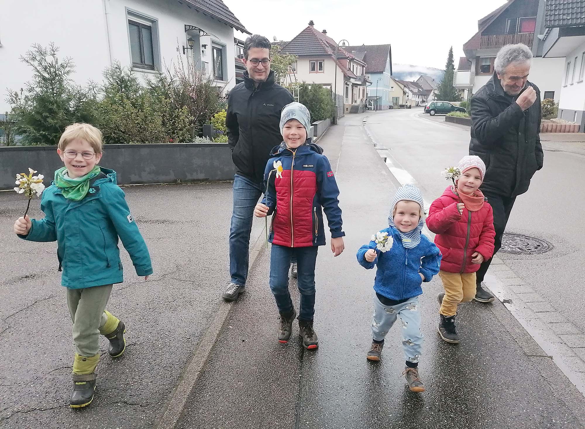 2024-4-2-BI-privat- Kinderkirche Kinderkreuzweg Mit Blume zur Kirche