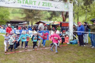 Lauf-Kids flitzen durch den Unterharmersbacher Kurpark