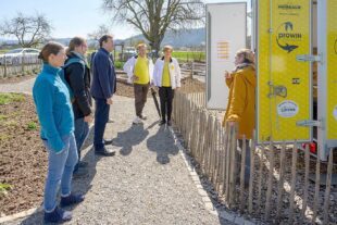 2024-4-3-ZE-Thomas Marwein besucht den Bienengarten