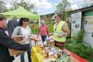 2024-4-30-ZE-UE-Martin Huber-Pflanzentauschtag-Dr. Eberhard Müller, Bienen, Naturschutz und Artenerhalt sind wichtig