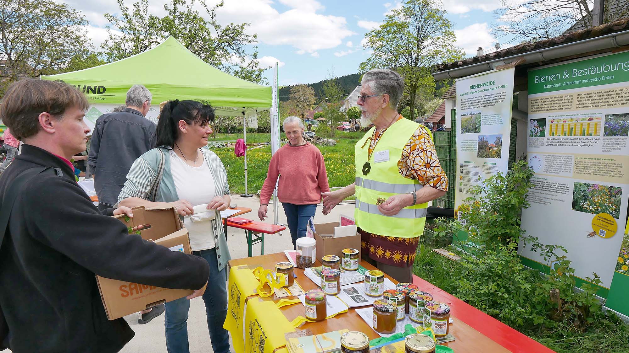 2024-4-30-ZE-UE-Martin Huber-Pflanzentauschtag-Dr. Eberhard Müller, Bienen, Naturschutz und Artenerhalt sind wichtig
