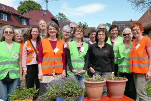2024-4-30-ZE-UE-Martin Huber-Pflanzentauschtag-Viele haben geholfen. Das Team von BUND und Kibitz und Infoständen,die Hel...frauen