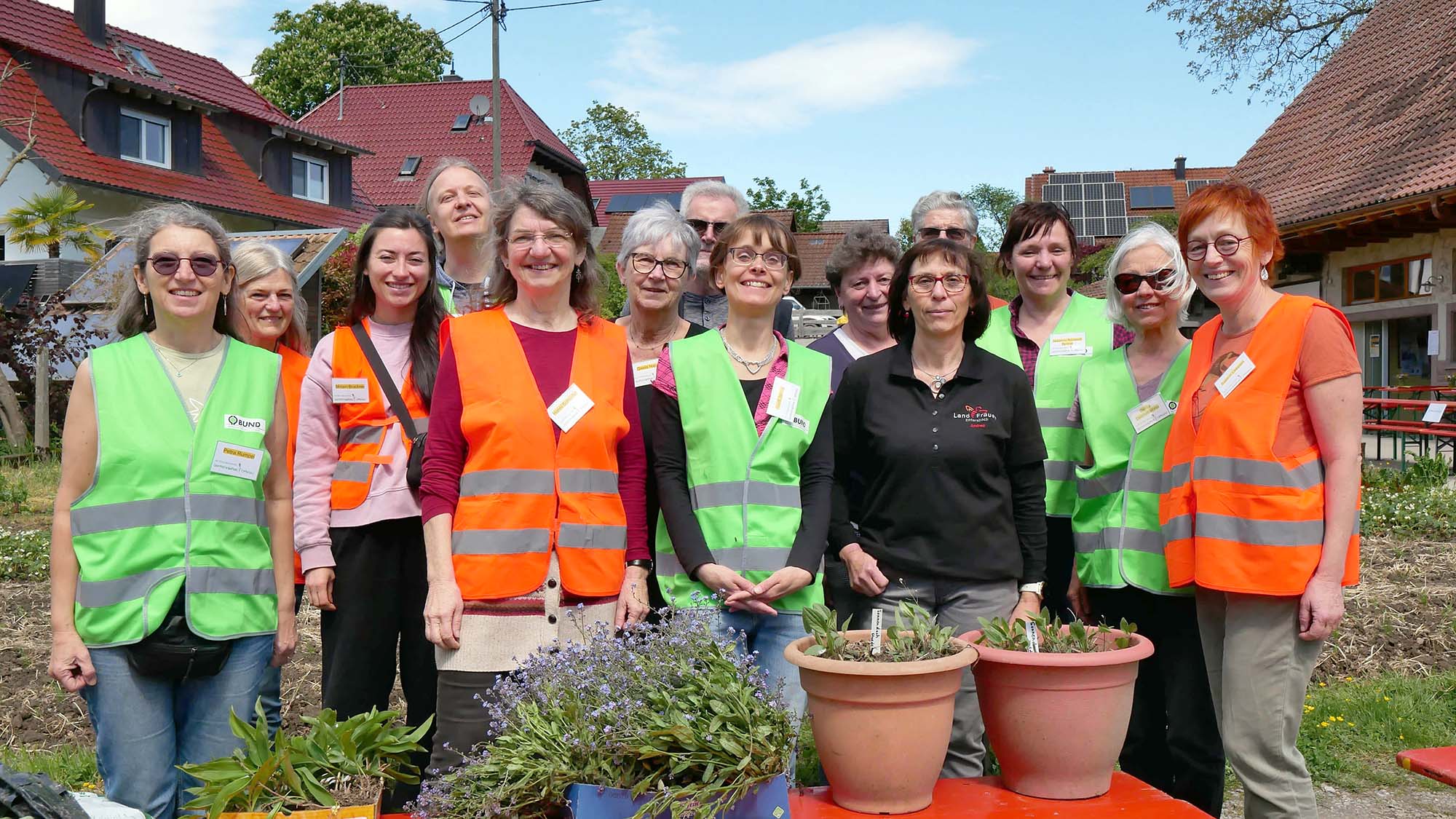 2024-4-30-ZE-UE-Martin Huber-Pflanzentauschtag-Viele haben geholfen. Das Team von BUND und Kibitz und Infoständen,die Hel...frauen