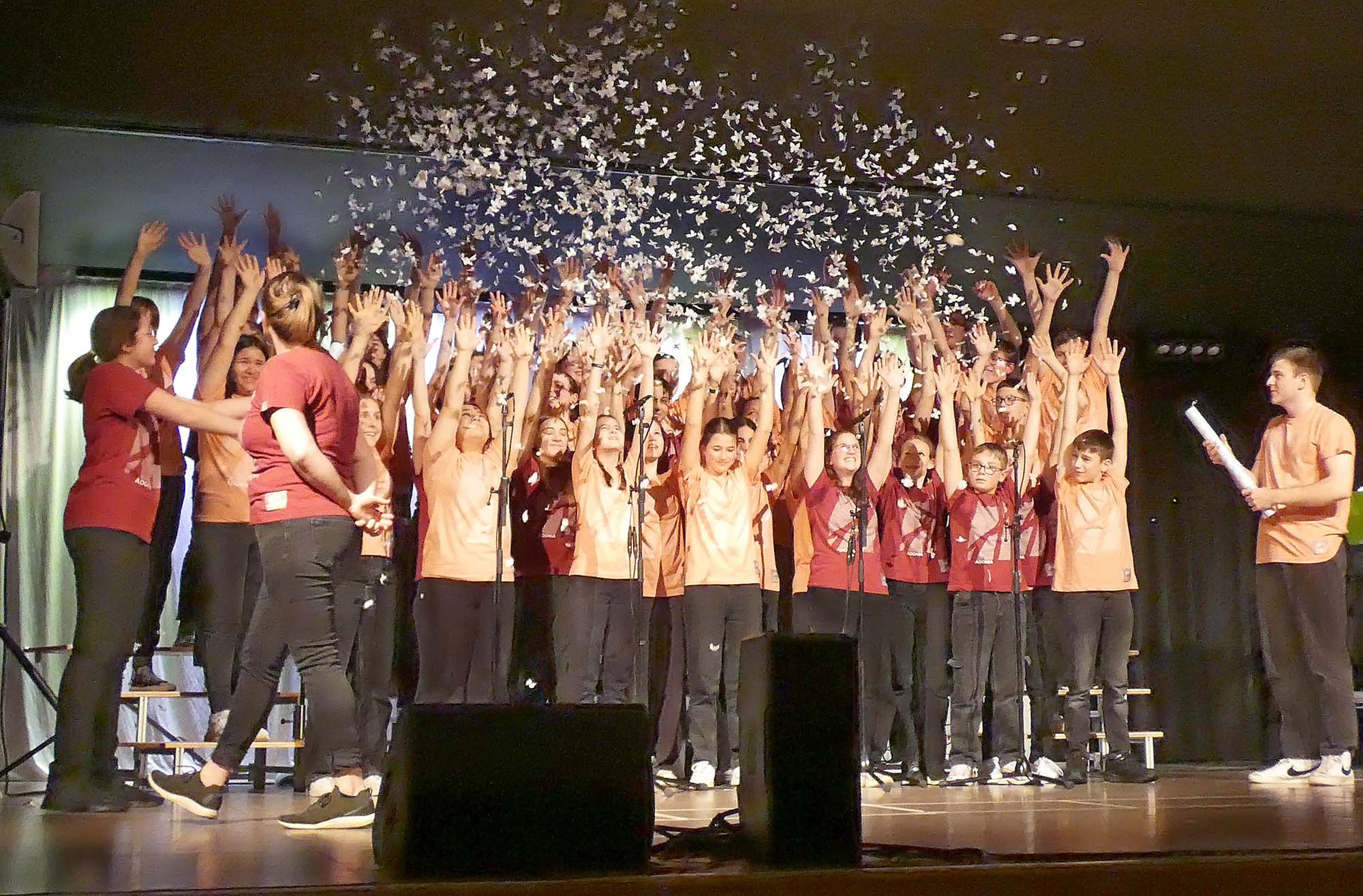 2024-4-5-OH-bia-Adonia-und-Chor Konfetti