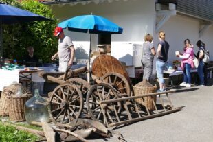 2024-5-13-ZE-UE-Martin Huber- Dorfflohmarkt Alte Nähmaschinen, Leiterwagen, Wagenräder, Gutter, Holzfass - im Dorf konnte man das noch ergattern-min
