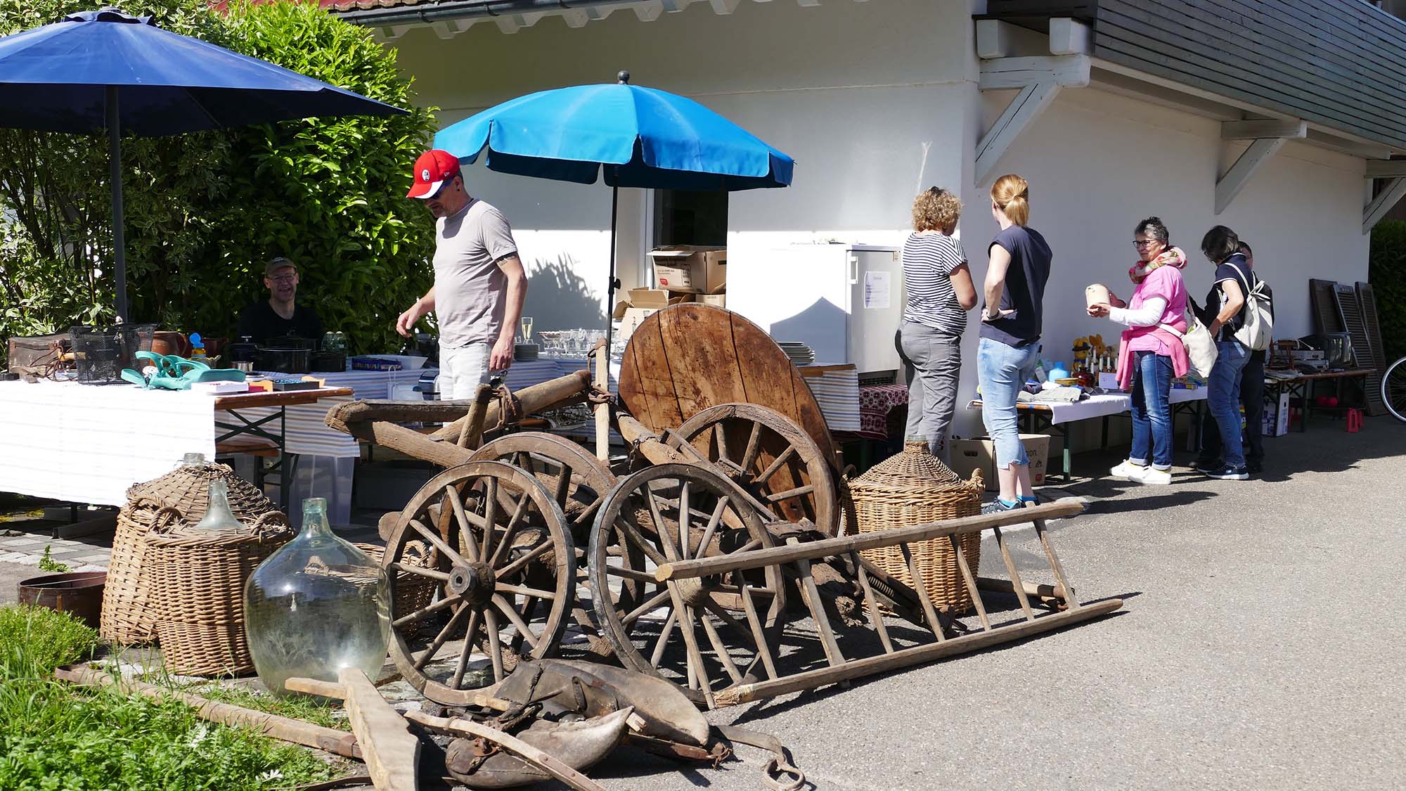 2024-5-13-ZE-UE-Martin Huber- Dorfflohmarkt Alte Nähmaschinen, Leiterwagen, Wagenräder, Gutter, Holzfass - im Dorf konnte man das noch ergattern-min