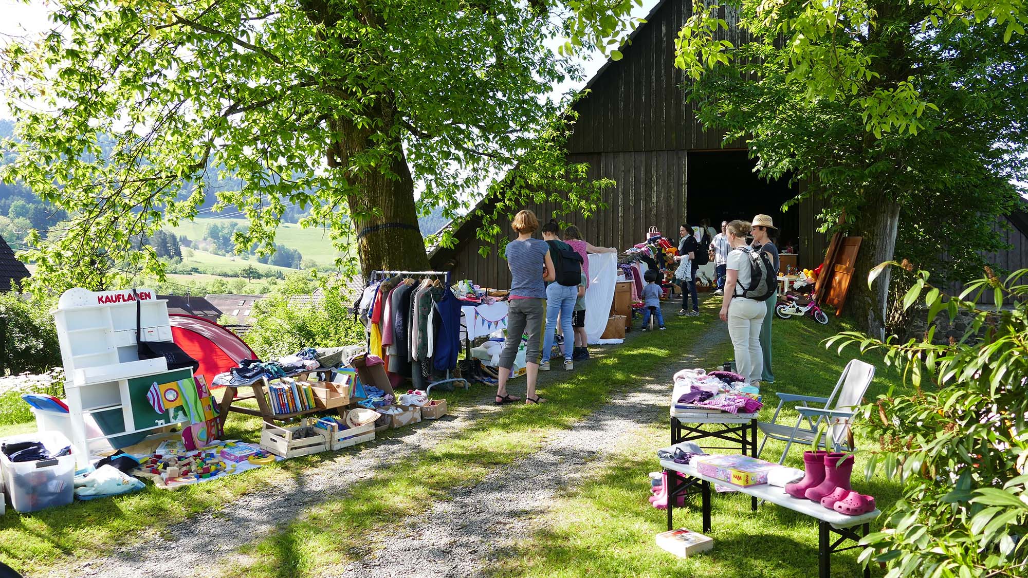 2024-5-13-ZE-UE-Martin Huber- Dorfflohmarkt Dorfflohmarkt bis in die Scheune-min