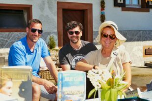 2024-5-13-ZE-UE-Martin Huber- Dorfflohmarkt Hatten gut lachen - Ortsvorsteher Dumin und Aussteller-min