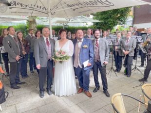 Mit Musik und Spalier: Karoline und Michael Klumpp feiern ihre Liebe