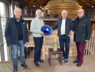 Das Spiel der Keramik mit dem Feuer:  Johann B. Schreiber stellt im Rundofen aus