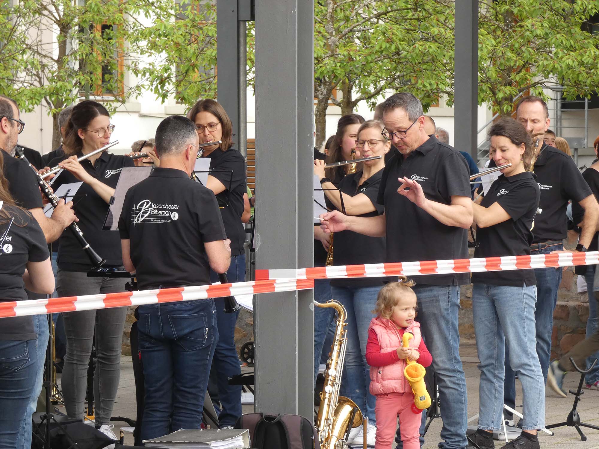 2024-5-3-BI-bia-Maibaumstellen-und-SP Amelie-und-Papa Axel Berger