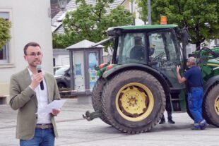 2024-5-3-BI-bia-Maibaumstellen-und-SP BGM-und-Traktor nah