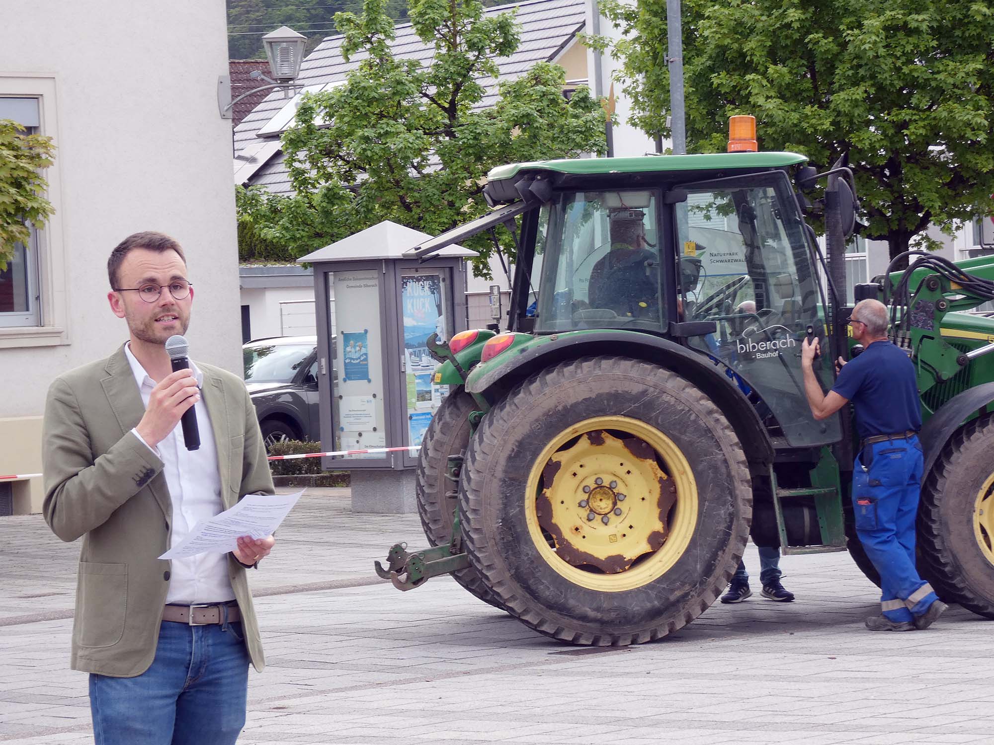 2024-5-3-BI-bia-Maibaumstellen-und-SP BGM-und-Traktor nah