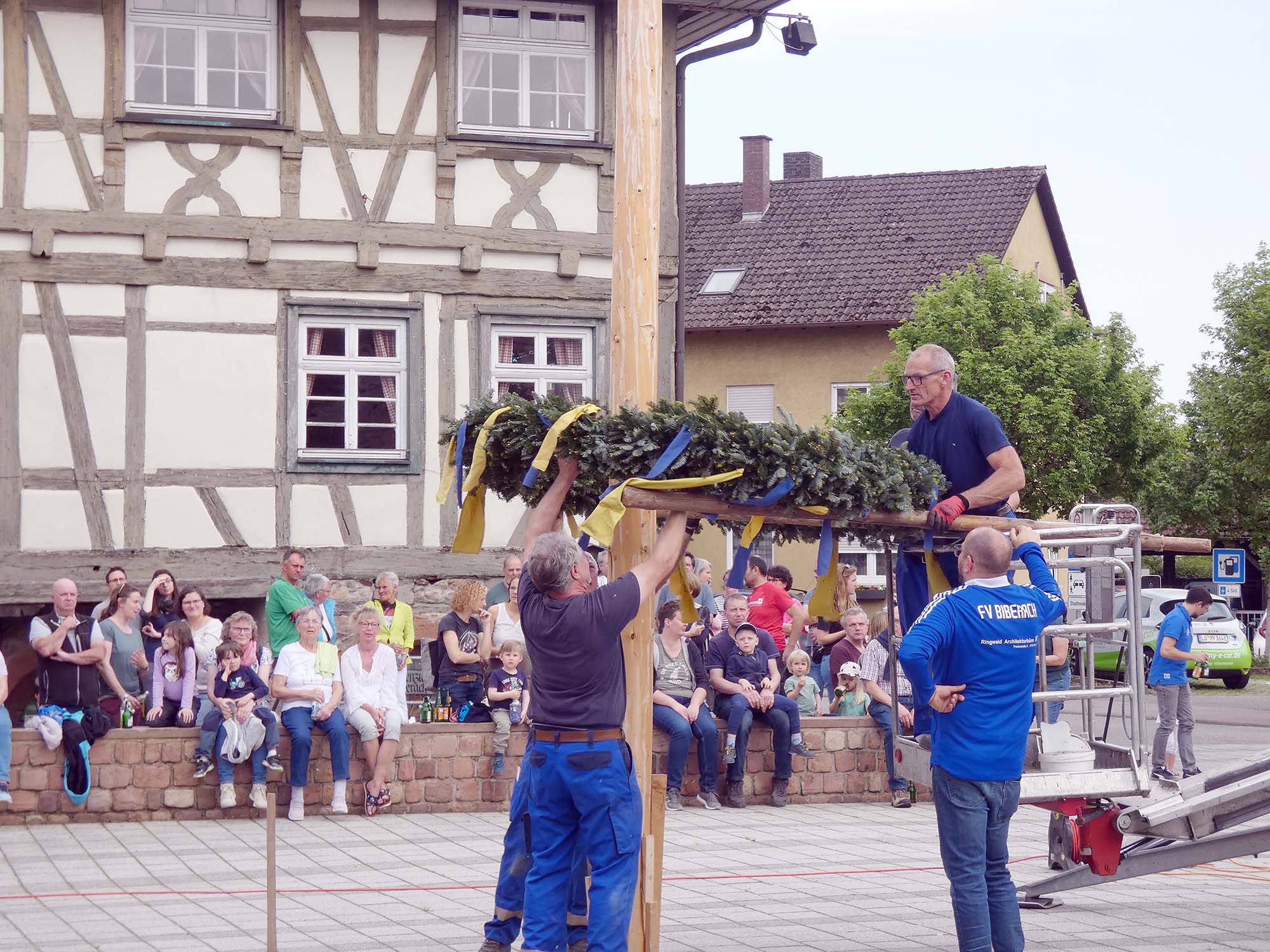 2024-5-3-BI-bia-Maibaumstellen-und-SP Kranz hinaufhieven