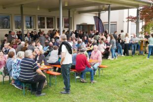 2024-5-3-ZE-UE-Martin Huber-Maibaumstellen-Maibaumstellen ist immer auch ein kleiner Dorfhock in Unterentersbach