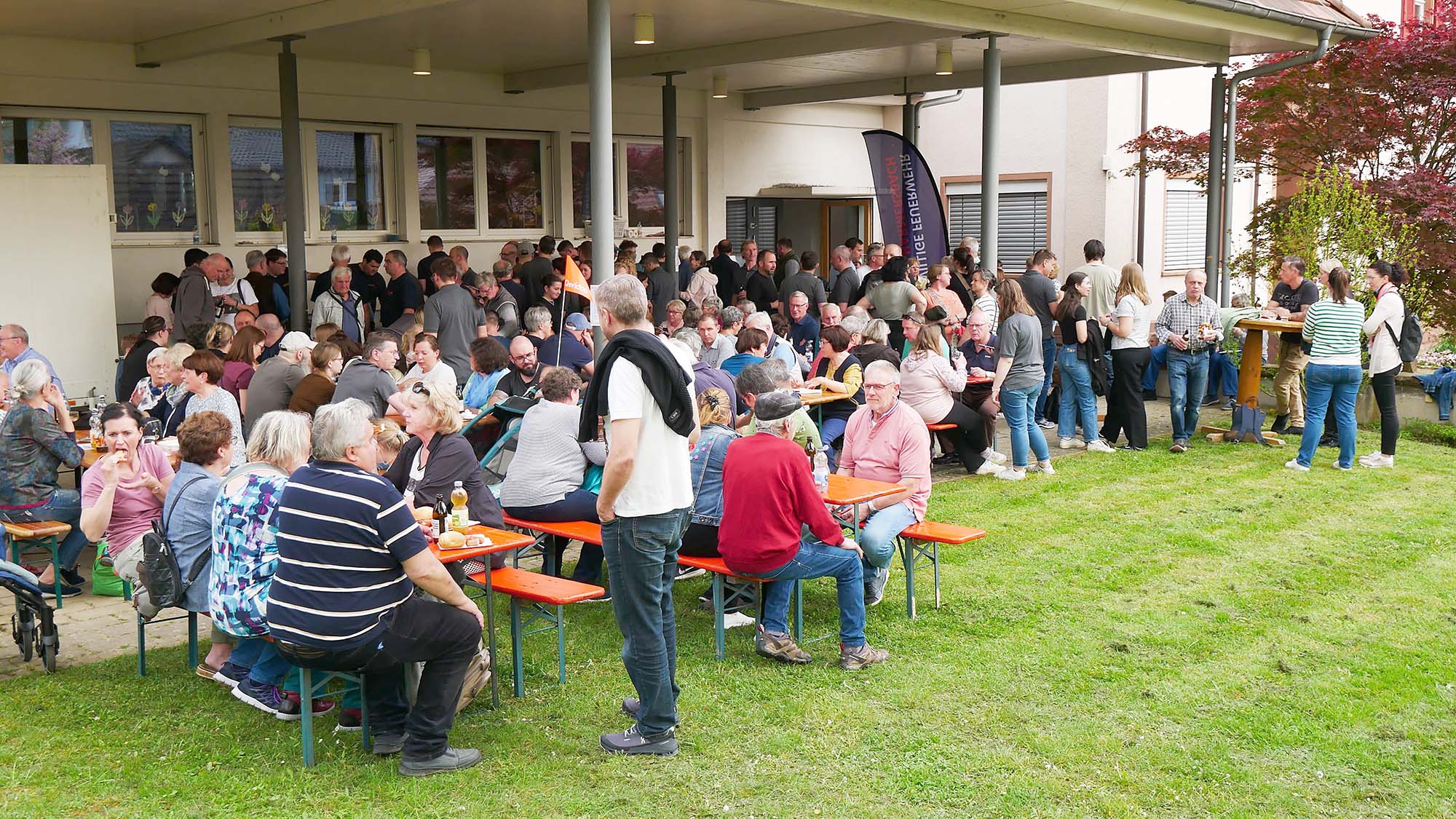 2024-5-3-ZE-UE-Martin Huber-Maibaumstellen-Maibaumstellen ist immer auch ein kleiner Dorfhock in Unterentersbach