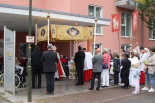 2024-5-31-BI-dp-Fronleichnam-Haus Kapellenblick