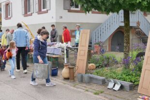 2024-5-7-ZE-UE-Martin Huber-Landfrauen-Flohmarkt-Archivbild-2023-05 Ein Dorf räumt auf (51)[89]