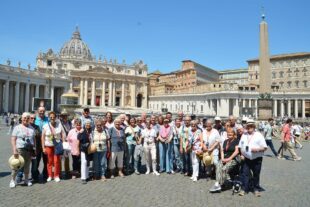 2024-6-12-BI-Kath. Kirchenchor-Romfahrt-Gruppenfoto Petersplatz Kath. Kirchenchor Biberach