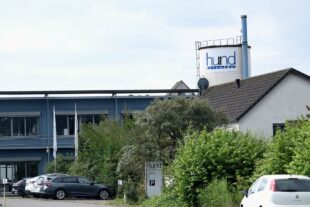 2024-6-19-BI-vo- Fa Hund Gebäude XT4V8003