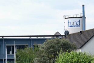 2024-6-19-BI-vo- Fa Hund Gebäude XT4V8003_Slider