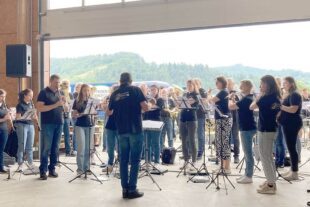 2024-6-24-BI-Goldene Hochzeit Bohnert-Ständchen Musikverein-IMG_5926