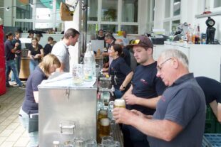 2024-6-24-ZE-UE-Feuerwehr Sommerfest-Helferteam im Einsatz-Foto Reinhard Berger