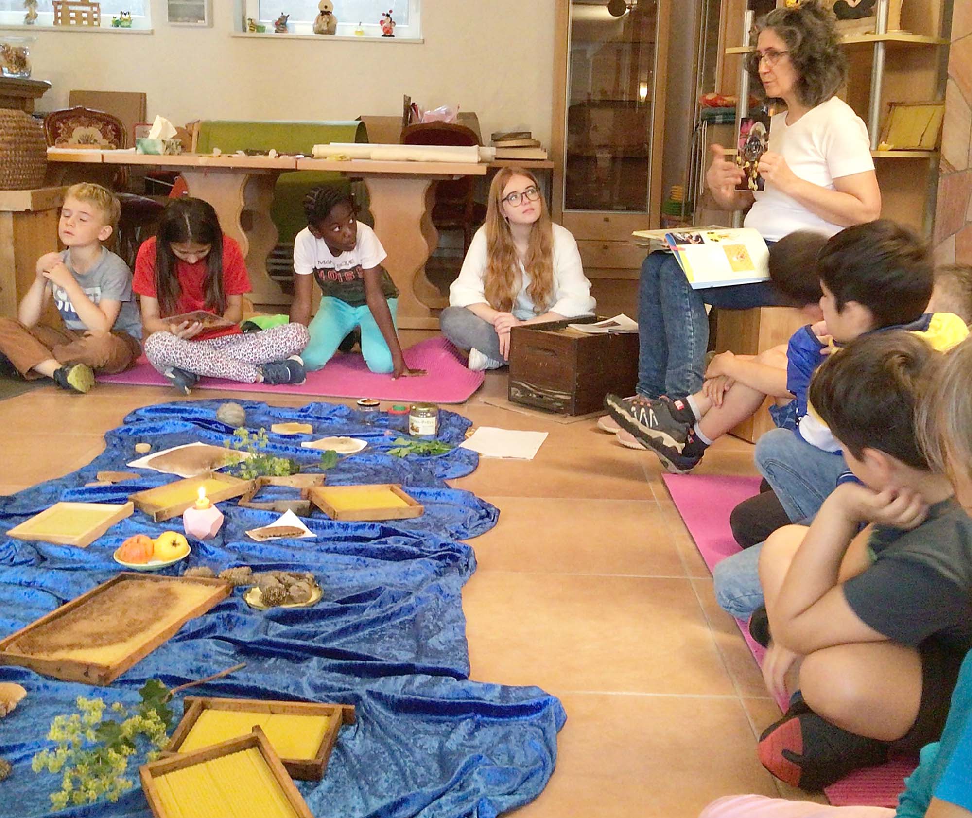 2024-6-26-BI-Cornelia Schmitt-Tonner-Grundschule BI-Ausflug zur Imkerei Waidele-IMG_3095