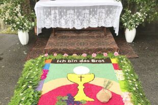 2024-6-3-BI-PB-Thomas Leopold-Fronleichnam-Foto 1 Blumenteppich bei der Kirche, gelegt von der DJK Prinzbach