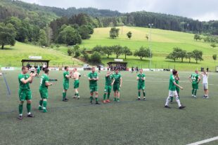 2024-6-5-BI-PB-bsch-DJK Prinzbach-DJK Spieler bedanken sich bei den Fans