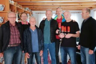 2024-6-7-NO-TCN-Tennis-240603 B. Eble Geschenkübergabe (1)