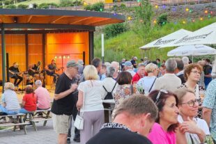 2024-7-1-NO-Oliver Vollmer- Nachbericht Musik im Bürgerpark Besucher vor dem Musikpavillon im Bürgerpark