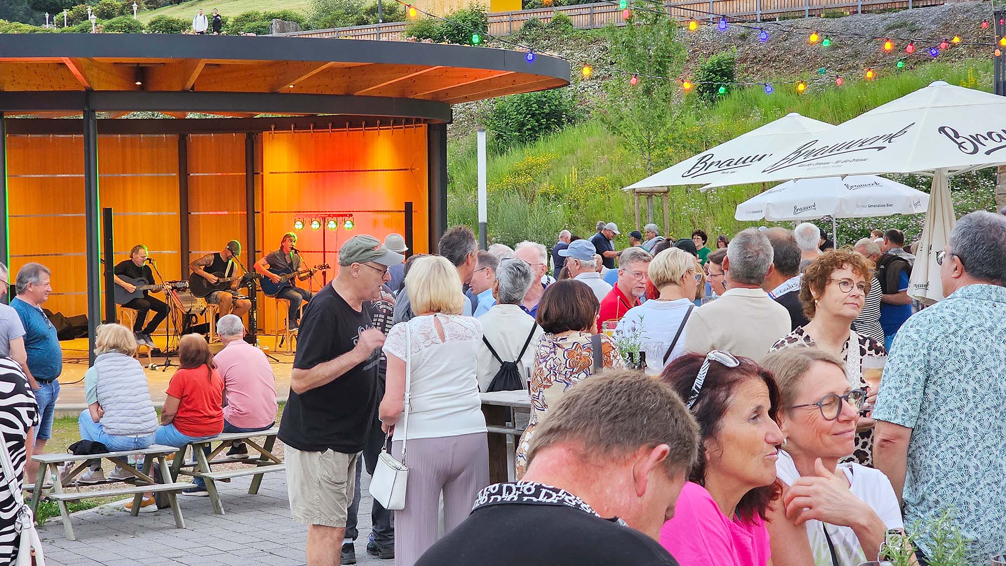 2024-7-1-NO-Oliver Vollmer- Nachbericht Musik im Bürgerpark Besucher vor dem Musikpavillon im Bürgerpark