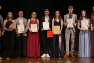 2024-7-10-Hausach-Wirtschaftsgymnasium Preisträger-P1100104[63]