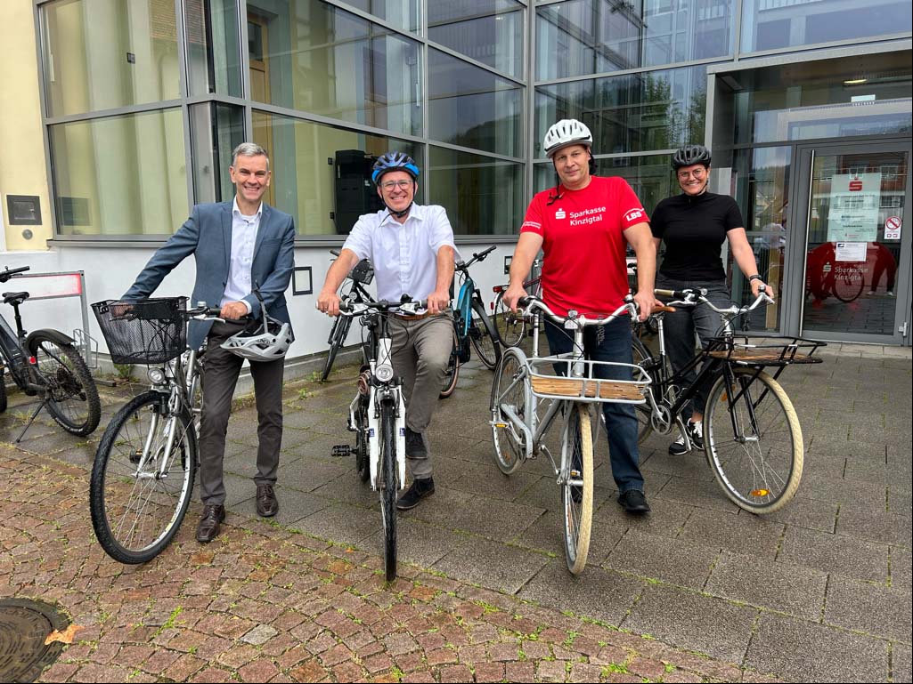 2024-7-17-HA-ago- Sparkasse Stadtradeln Carlo Carosi (von links), Jürgen Schmider, Patrik Dreilich und Katharina Jilg