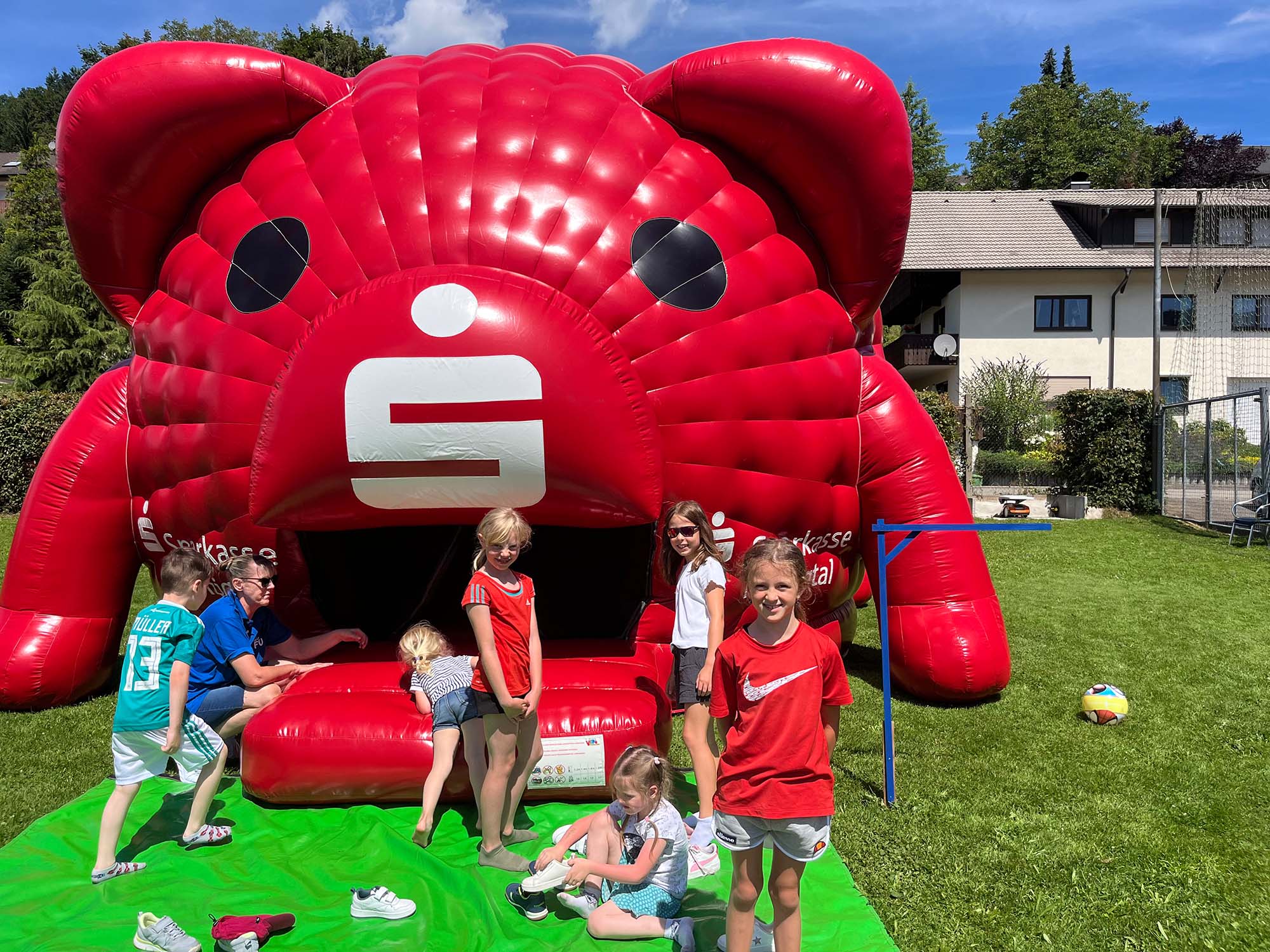 2024-7-19-ZE-UH-Verein-FVU_Familientag_2024_Hüpfburg