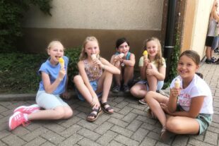 2024-7-29-ZE-UH-Cornelia Lythje- Eiswagen Grundschule Eisaktion2024